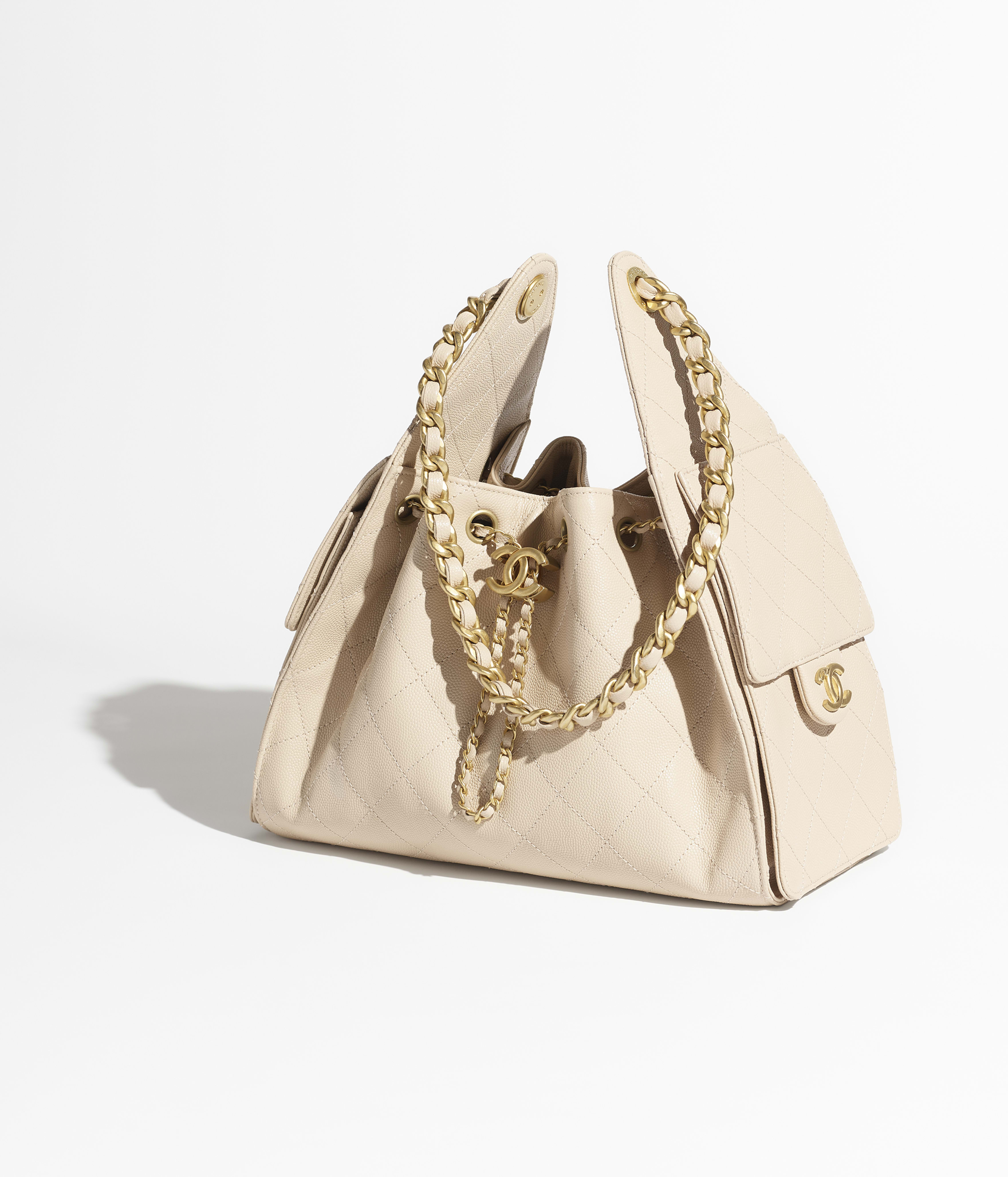 Petit sac CHANEL 25 - Beige - Veau grainé & métal doré - vue artistique 2